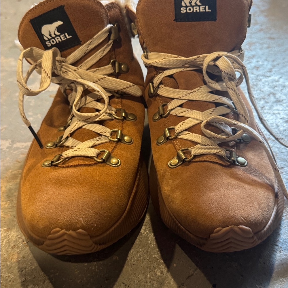 Sorel out and about boots!  Never worns!